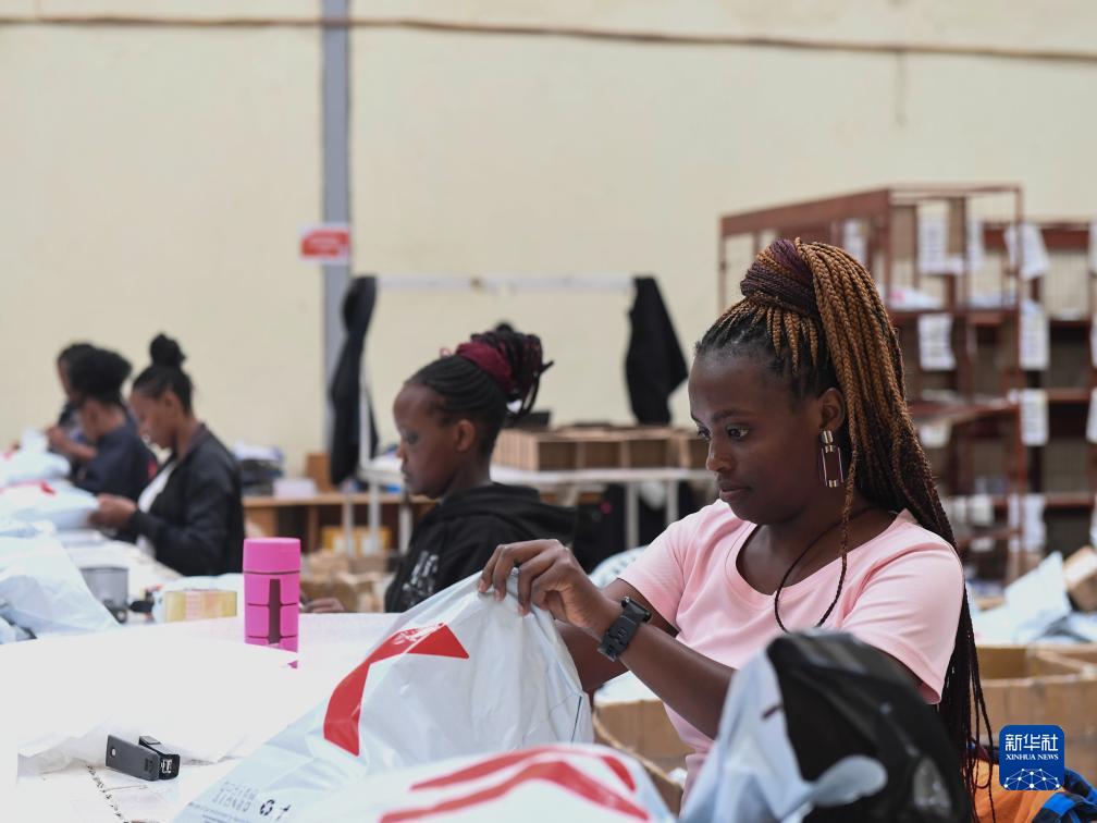 11月10日，在肯尼亞姆洛隆戈，Kilimall員工在倉庫內(nèi)包裝商品。新華社記者 李亞輝 攝