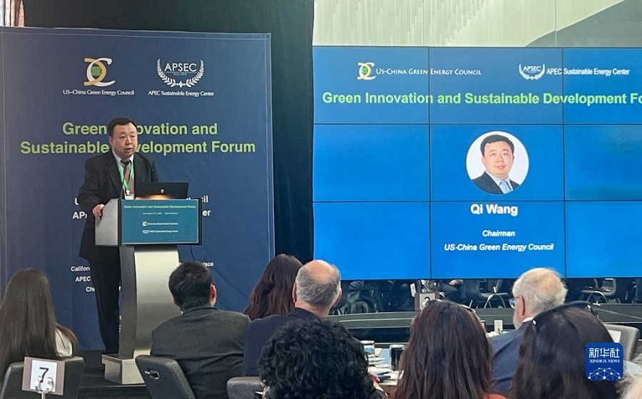 11月13日，美中綠色能源促進(jìn)會(huì)會(huì)長(zhǎng)王麒在舊金山舉行的“綠色創(chuàng)新與可持續(xù)發(fā)展論壇”上發(fā)言。新華社記者 譚晶晶 攝