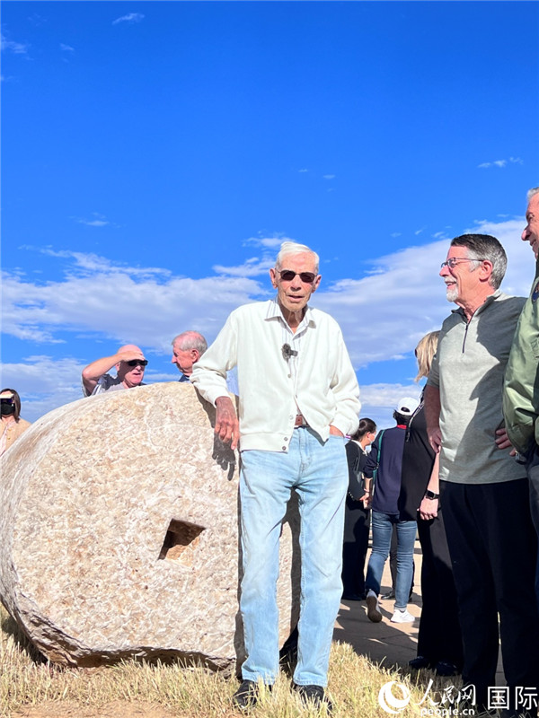 103歲的飛虎隊(duì)老兵哈里·莫耶在云南昆明呈貢機(jī)場(chǎng)舊址的石碾前留影。人民網(wǎng) 趙瞳攝