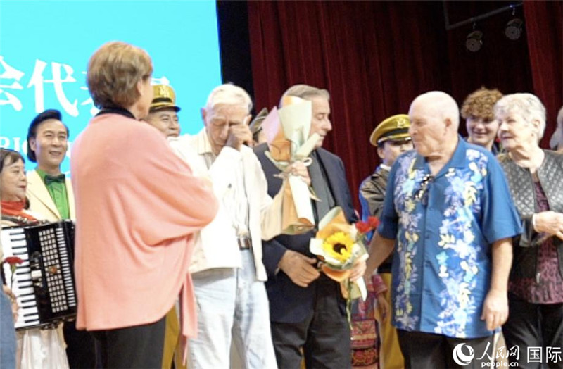 哈里·莫耶和代表團(tuán)其他成員訪問昆明外國(guó)語(yǔ)學(xué)校，觀看講述飛虎隊(duì)開辟駝峰航線故事的音樂劇《翠堤長(zhǎng)虹》，并與學(xué)校師生合唱《友誼地久天長(zhǎng)》。人民網(wǎng) 趙瞳攝