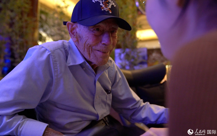 飛虎隊(duì)老兵哈里·莫耶接受人民網(wǎng)專訪。 人民網(wǎng) 張文捷攝