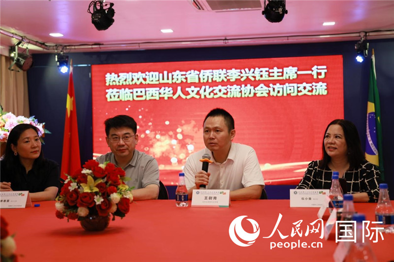 中國駐里約熱內(nèi)盧副總領(lǐng)事王尉育（右二）發(fā)表致辭。人民網(wǎng)記者宋亦然攝