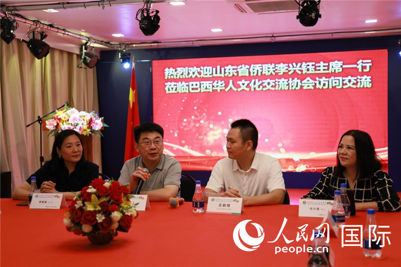 山東省僑聯(lián)主席李興鈺（左二）和與會(huì)僑領(lǐng)座談。人民網(wǎng)記者宋亦然攝