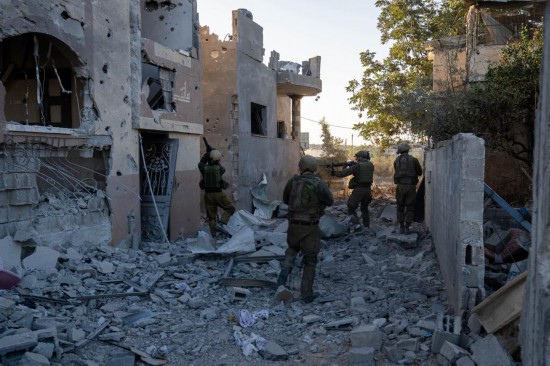 這張以色列國(guó)防軍11月12日發(fā)布的照片顯示，以軍地面部隊(duì)在加沙地帶北部開(kāi)展軍事行動(dòng)。新華社發(fā)