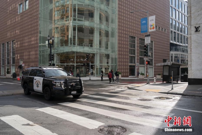 當?shù)貢r間11月13日，美國加州舊金山聯(lián)合廣場周邊剛剛被沖洗過的街道較往常更為整潔。<a target='_blank' href='/'><p  align=