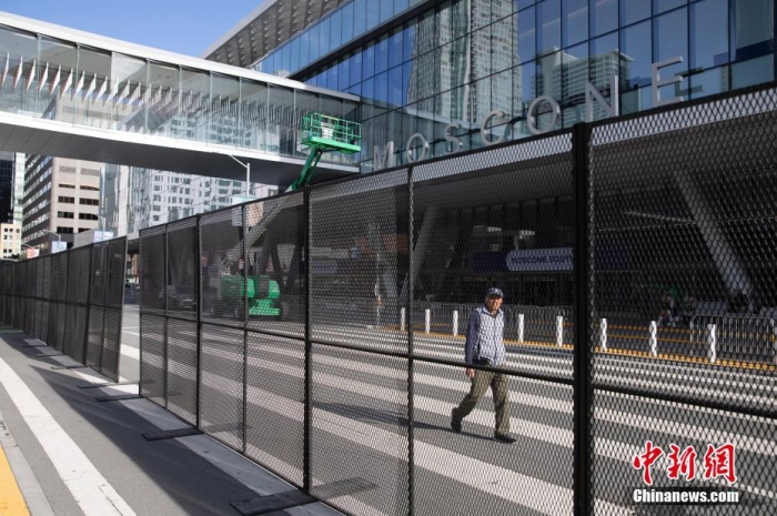 當(dāng)?shù)貢r(shí)間11月10日，一名行人從美國(guó)舊金山莫斯康中心周圍的金屬圍欄旁經(jīng)過(guò)。隨著亞太經(jīng)合組織(APEC)第三十次領(lǐng)導(dǎo)人非正式會(huì)議臨近，作為會(huì)議場(chǎng)地的莫斯康中心附近出現(xiàn)金屬圍欄，執(zhí)勤警察也大幅增加。<a target='_blank' href='/'><p  align=
