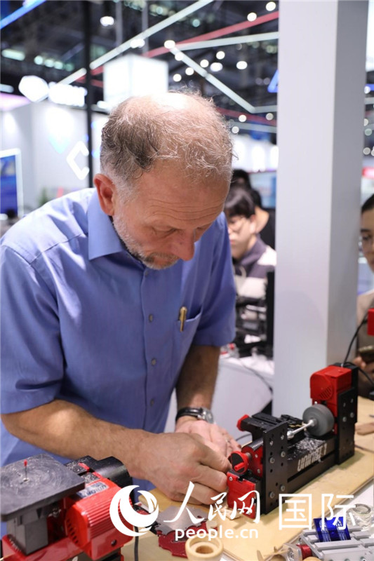 第25屆中國國際高新技術(shù)成果交易會(huì)15日在深圳開幕，圖為展商現(xiàn)場演示精密加工工具。人民網(wǎng)記者 魯揚(yáng)攝