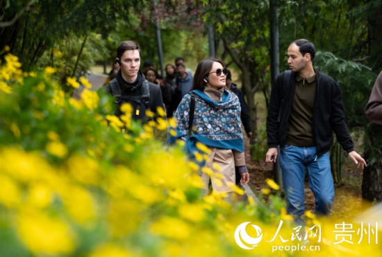 歐亞國家媒體記者走進(jìn)觀山湖公園。人民網(wǎng) 陽茜攝