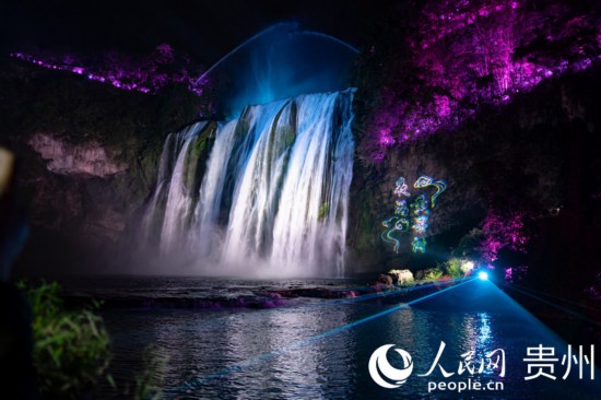 光影中的黃果樹大瀑布。人民網(wǎng) 陽茜攝