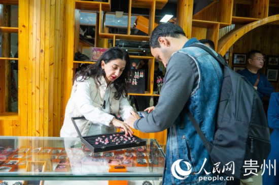 歐亞國家記者拍攝記錄黔東南州施洞鎮(zhèn)民族手工藝品。人民網(wǎng) 陽茜攝