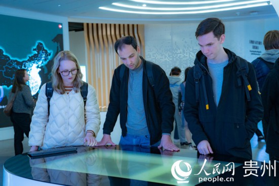 在國家大數(shù)據(jù)（貴州）綜合試驗(yàn)區(qū)交流體驗(yàn)中心，歐亞國家記者體驗(yàn)貴州大數(shù)據(jù)應(yīng)用場景。人民網(wǎng) 陽茜攝