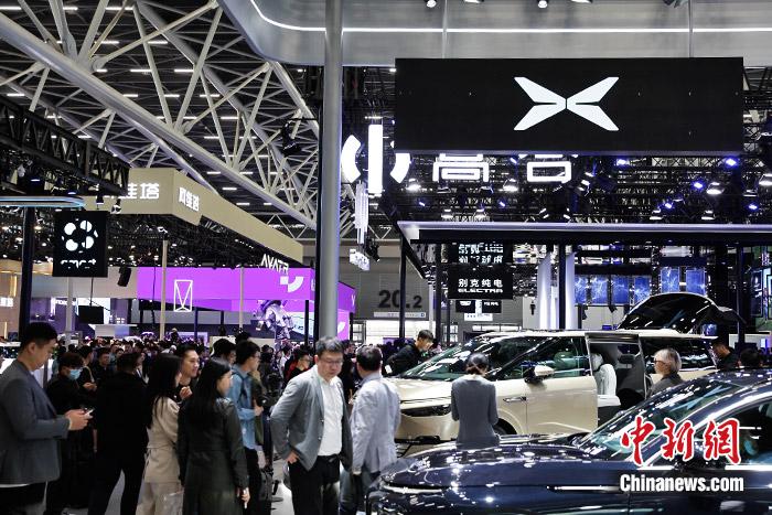 11月17日，廣州車展展館人流如織。中新財(cái)經(jīng)記者 葛成 攝