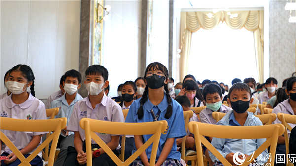 圖為獎助學金頒發(fā)現(xiàn)場。人民網(wǎng)記者 白元琪攝