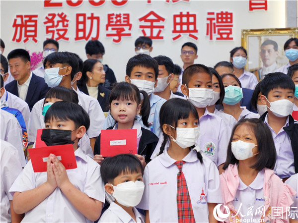 圖為出席嘉賓和現(xiàn)場獲獎學生合影留念。人民網(wǎng)記者 白元琪攝