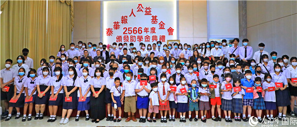 圖為出席嘉賓和現(xiàn)場獲獎學生合影留念。人民網(wǎng)記者 白元琪攝