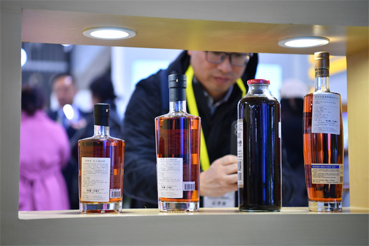 11月16日，觀眾在第七屆絲博會上參觀阿塞拜疆展位上的酒水產(chǎn)品。新華社記者 邵瑞 攝
