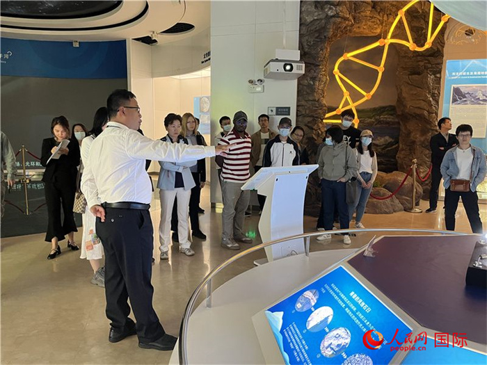 中外記者在深圳大鵬半島國家地質公園博物館參觀。人民網(wǎng)記者 陳思攝