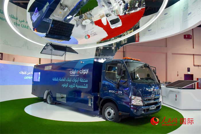 阿聯(lián)酋國(guó)家石油公司發(fā)布的電動(dòng)運(yùn)油卡車。該卡車用光伏板和電池驅(qū)動(dòng)，但主要目的是輸送汽油。   人民網(wǎng) 塔里克·易卜拉欣攝