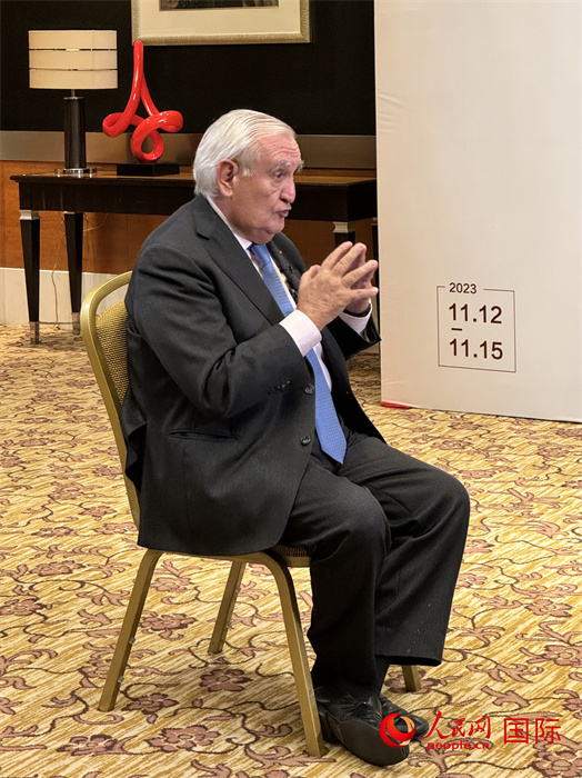 法國前總理、法國展望與創(chuàng)新基金會主席讓-皮埃爾·拉法蘭接受人民網(wǎng)的采訪。（人民網(wǎng) 謝瑩攝）