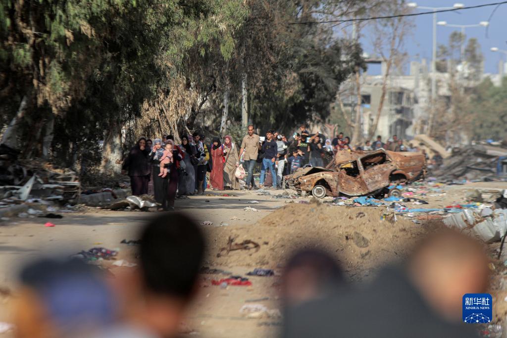 11月18日，在加沙地帶南部地區(qū)，巴勒斯坦人向南遷移。