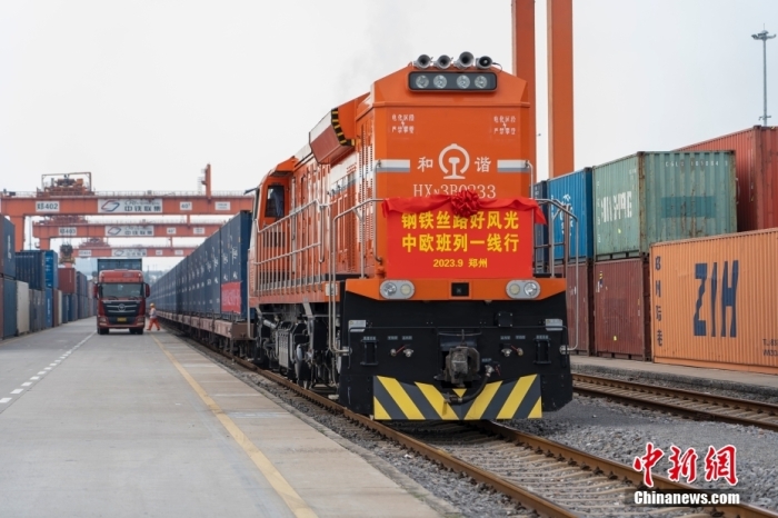 資料圖：河南鄭州，一列滿載貨物的中歐班列(鄭州)從中國(guó)鐵路鄭州局集團(tuán)有限公司圃田車站駛出，開往德國(guó)漢堡。<a target='_blank' href='/'><p  align=