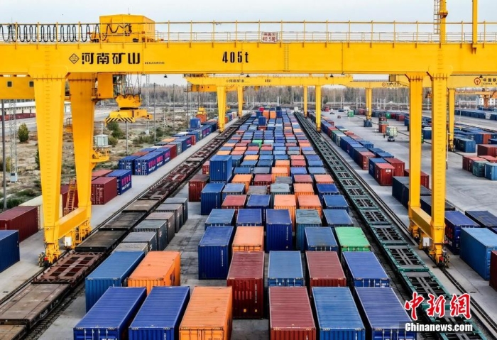 資料圖：霍爾果斯鐵路口岸有序排列的集裝箱。(無(wú)人機(jī)照片)<a target='_blank' href='/' ><p  align=