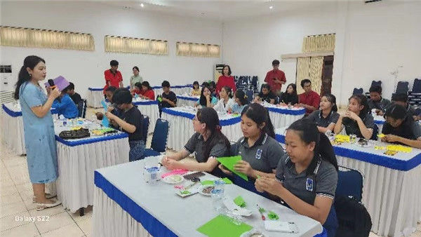 巴陵康孔子學院中方院長朱敏霞講解中國的二十四節(jié)氣。主辦方供圖