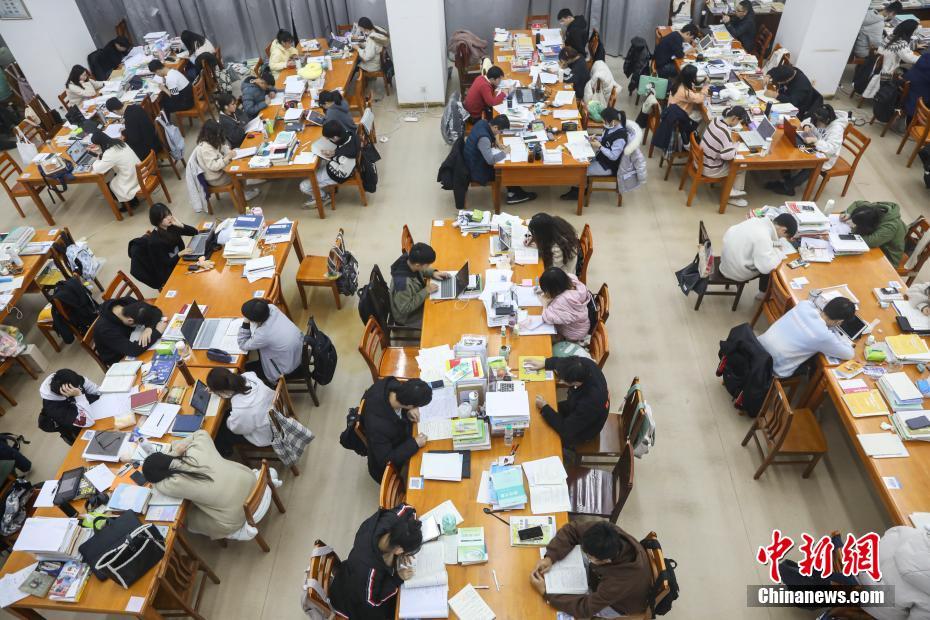 資料圖：眾多考研學(xué)生在南昌大學(xué)圖書館的自習(xí)室內(nèi)復(fù)習(xí)備考。 劉力鑫 攝