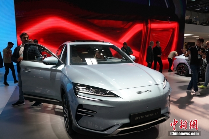 2023年德國(guó)國(guó)際汽車及智慧出行博覽會(huì)(IAA mobility)(亦簡(jiǎn)稱慕尼黑國(guó)際車展)將于9月5日正式開幕。在9月4日舉行的媒體日，記者看到諸品牌紛紛攜“拳頭”產(chǎn)品亮相。圖為當(dāng)日比亞迪SEAL U在歐洲首秀。<a target='_blank' href='/'><p  align=