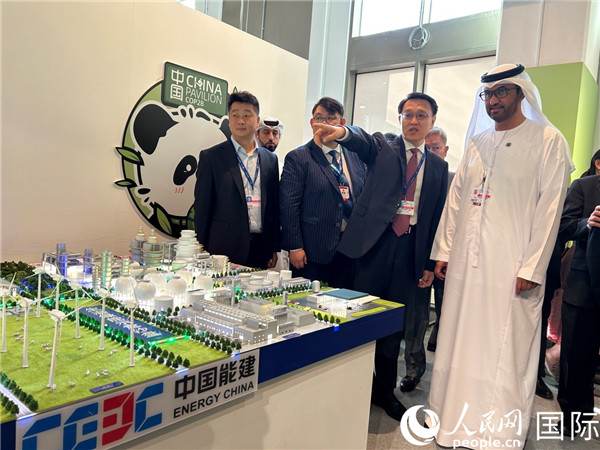 COP28主席蘇爾坦·賈比爾參觀中國角展示。人民網(wǎng)記者任皓宇攝