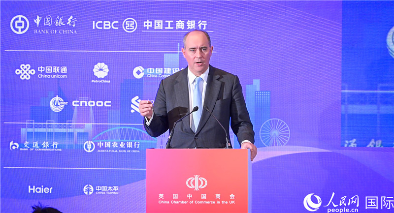 英國商業(yè)貿(mào)易部國務(wù)大臣（投資大臣）多米尼克·約翰遜與會(huì)。人民網(wǎng) 郭錦標(biāo)攝