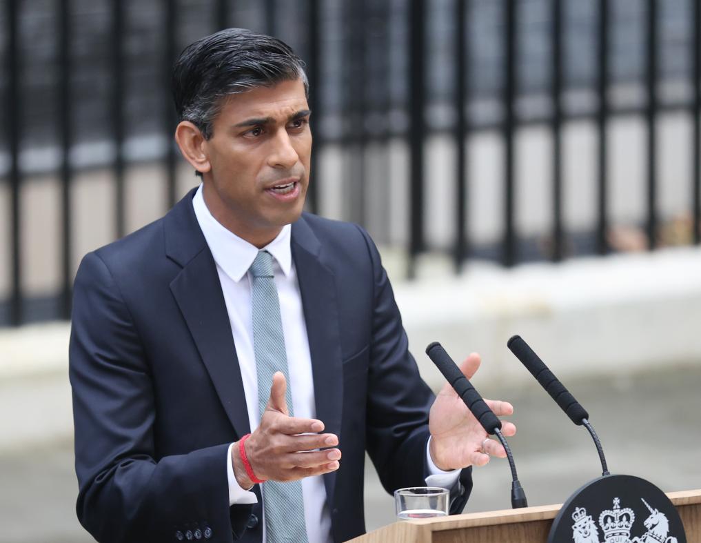 2022年10月25日，里?！ぬK納克在英國倫敦唐寧街10號(hào)首相府前發(fā)表講話。新華社記者李穎攝