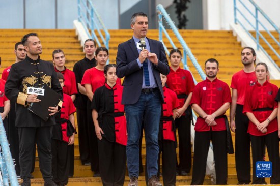 12月2日，希臘文化部副部長赫里斯托斯·季馬斯（中）在希臘雅典圣誕劇場舉行的“中希國際戲劇節(jié)”開幕式上講話。新華社發(fā)（馬里奧斯·羅洛斯攝）