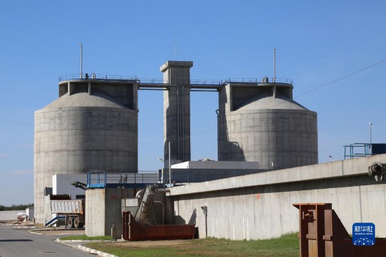 這是11月28日在突尼斯蘇塞市拍攝的中企承接建造的哈姆敦污水處理站一角。位于北非的突尼斯連續(xù)數(shù)年遭遇干旱，居民生活和農(nóng)業(yè)生產(chǎn)受到嚴(yán)重影響。突尼斯媒體近日報(bào)道了中企承接的突尼斯南部蘇塞市污水處理廠項(xiàng)目，稱贊它不僅為當(dāng)?shù)剞r(nóng)民提供了穩(wěn)定的灌溉水源，還減少了環(huán)境污染。新華社記者 黃靈 攝