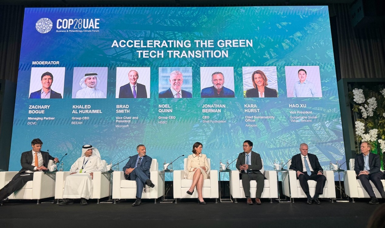 騰訊可持續(xù)社會價值副總裁、騰訊碳中和實(shí)驗(yàn)室負(fù)責(zé)人許浩（右三）在COP28上和微軟公司主席(右一)、匯豐銀行全球首席執(zhí)行官(右二)以及亞馬遜首席可持續(xù)發(fā)展官(左四)等對話。圖片由騰訊公司提供