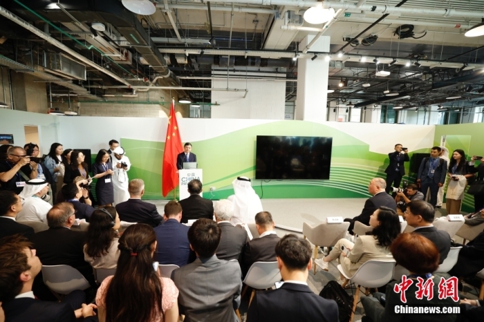 當(dāng)?shù)貢r間11月30日，《聯(lián)合國氣候變化框架公約》第28次締約方大會(COP28)中國角開幕式暨“生態(tài)文明與美麗中國實踐”邊會在迪拜舉行。圖為中國生態(tài)環(huán)境部部長黃潤秋在邊會上發(fā)表致辭。<a target='_blank' href='/' _fcksavedurl='/'><p  align=