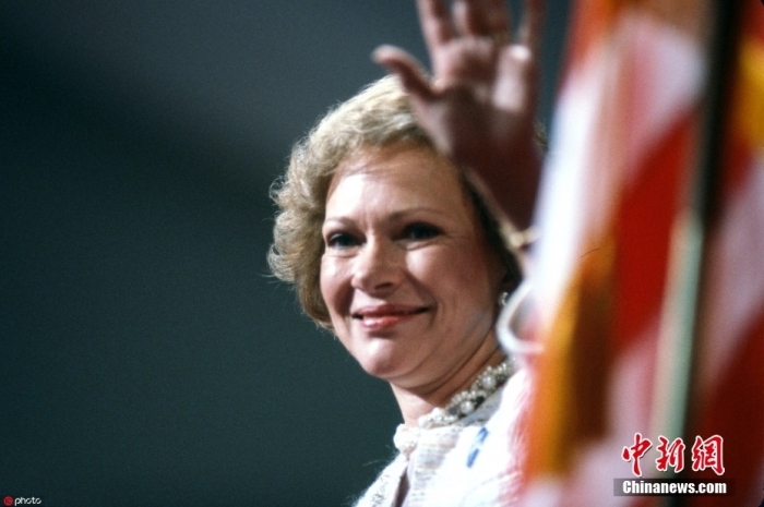 當(dāng)?shù)貢r(shí)間11月19日，卡特中心宣布，美國前第一夫人羅莎琳·卡特于當(dāng)天去世，享年96歲。根據(jù)卡特中心發(fā)布的聲明，在家人的陪伴下，羅莎琳·卡特在佐治亞州普萊恩斯的家中平靜地去世。卡特中心17日宣布，羅莎琳·卡特開始接受臨終關(guān)懷。圖為羅莎琳·卡特資料圖。圖/ICphoto