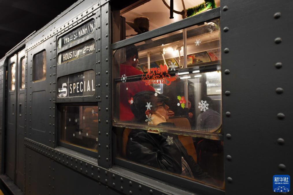12月2日，在美國紐約，人們乘坐“懷舊地鐵”專列。新華社記者 李睿 攝