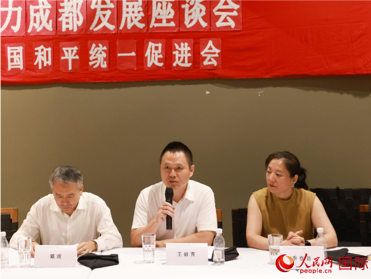 中國駐里約總領館副總領事王尉育（中）在座談會中致辭。人民網記者 陳海琪攝