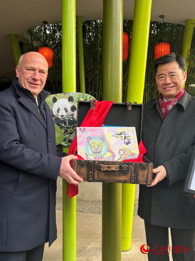 吳墾大使和韋格納市長手捧德國兒童為“夢想”“夢圓”準備的手繪“送別大禮包”。人民網(wǎng)記者 徐馨攝