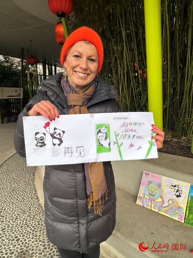 桑德拉和德國小朋友們的作品。右圖寫著“祝福好運，再見 Pit和Paule（“夢想”“夢圓”的德語名字）”。人民網(wǎng)記者 徐馨攝