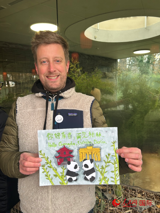 特別從法國趕來送別“夢想”“夢圓”的專業(yè)級熊貓粉絲 Pouille先生和此次征集的兒童作品。人民網(wǎng)記者 徐馨攝