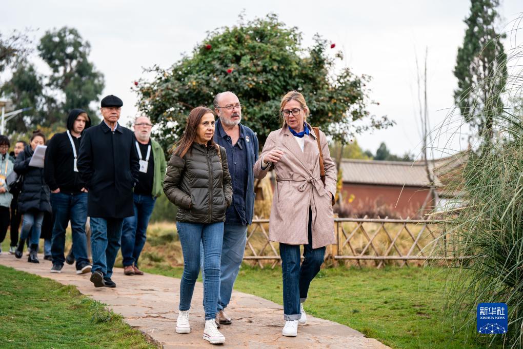 12月6日，世界媒體峰會(huì)參會(huì)代表在昆明市晉寧區(qū)小漁村參觀。新華社記者 胡超 攝
