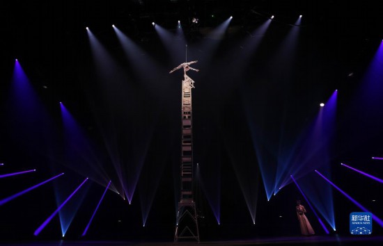 12月8日，演員在法國巴黎舉行的中國雜技“奇妙之夜”演出上表演《高椅》。新華社記者 高靜 攝