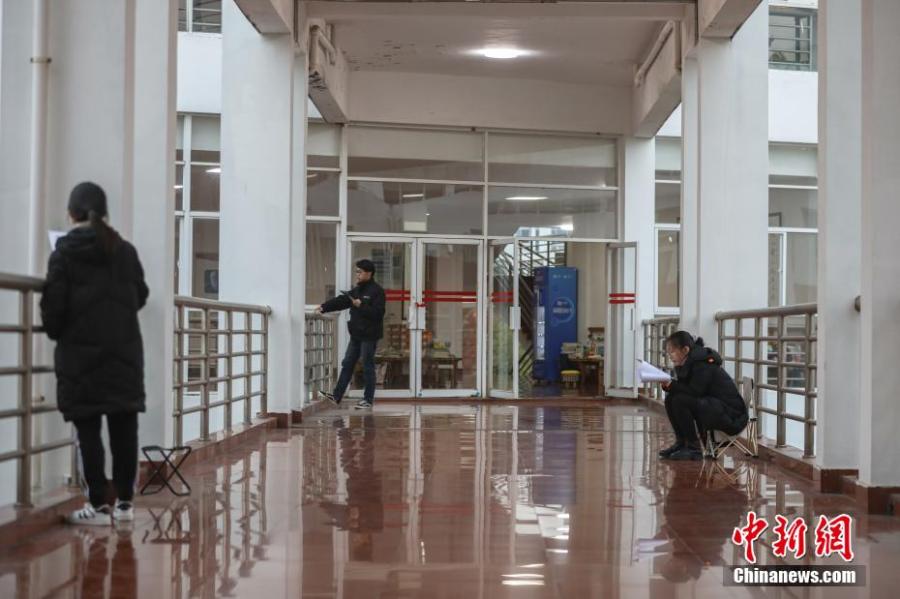 資料圖：幾位考研學(xué)生在南昌大學(xué)教學(xué)樓的天橋上復(fù)習(xí)備考。劉力鑫 攝