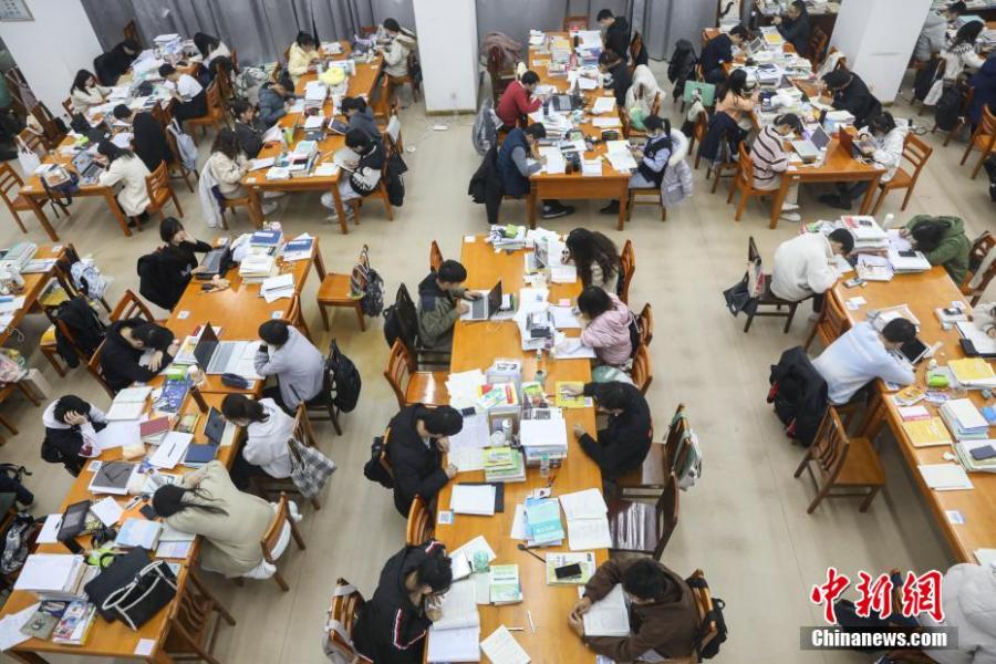 資料圖：眾多考研學(xué)生在南昌大學(xué)圖書館的自習(xí)室內(nèi)復(fù)習(xí)備考。劉力鑫 攝