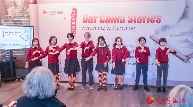 肯辛頓韋德預(yù)備學(xué)校小學(xué)生表演。人民網(wǎng) 郭錦標(biāo)攝