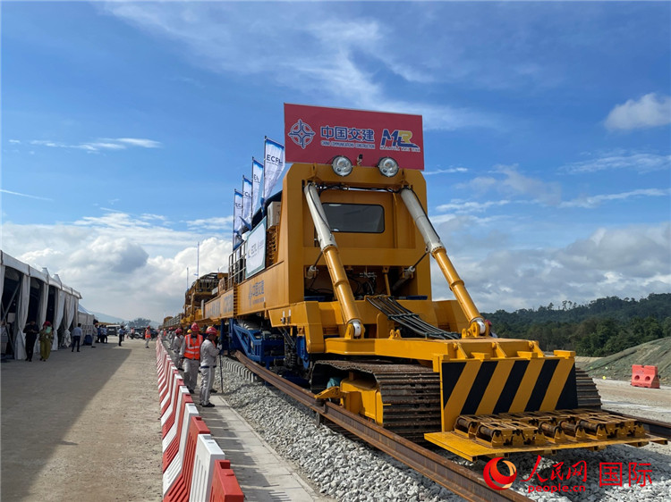馬東鐵項目軌道工程啟動儀式現(xiàn)場。人民網(wǎng)記者 劉慧攝