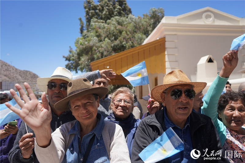 圖為當(dāng)?shù)孛癖娮园l(fā)舉行慶?；顒?dòng)。人民網(wǎng)記者 許放攝