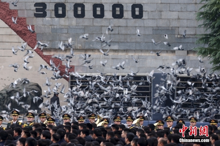 12月13日是第十個南京大屠殺死難者國家公祭日。當天上午，南京大屠殺死難者國家公祭儀式在侵華日軍南京大屠殺遇難同胞紀念館舉行。圖為國家公祭儀式現(xiàn)場。<a target='_blank' href='/'><p  align=